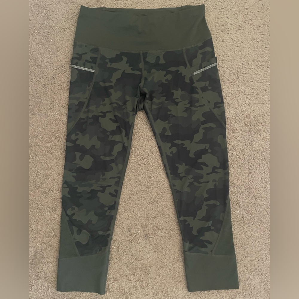 Active Life Camouflage Crop Leggings, Size M